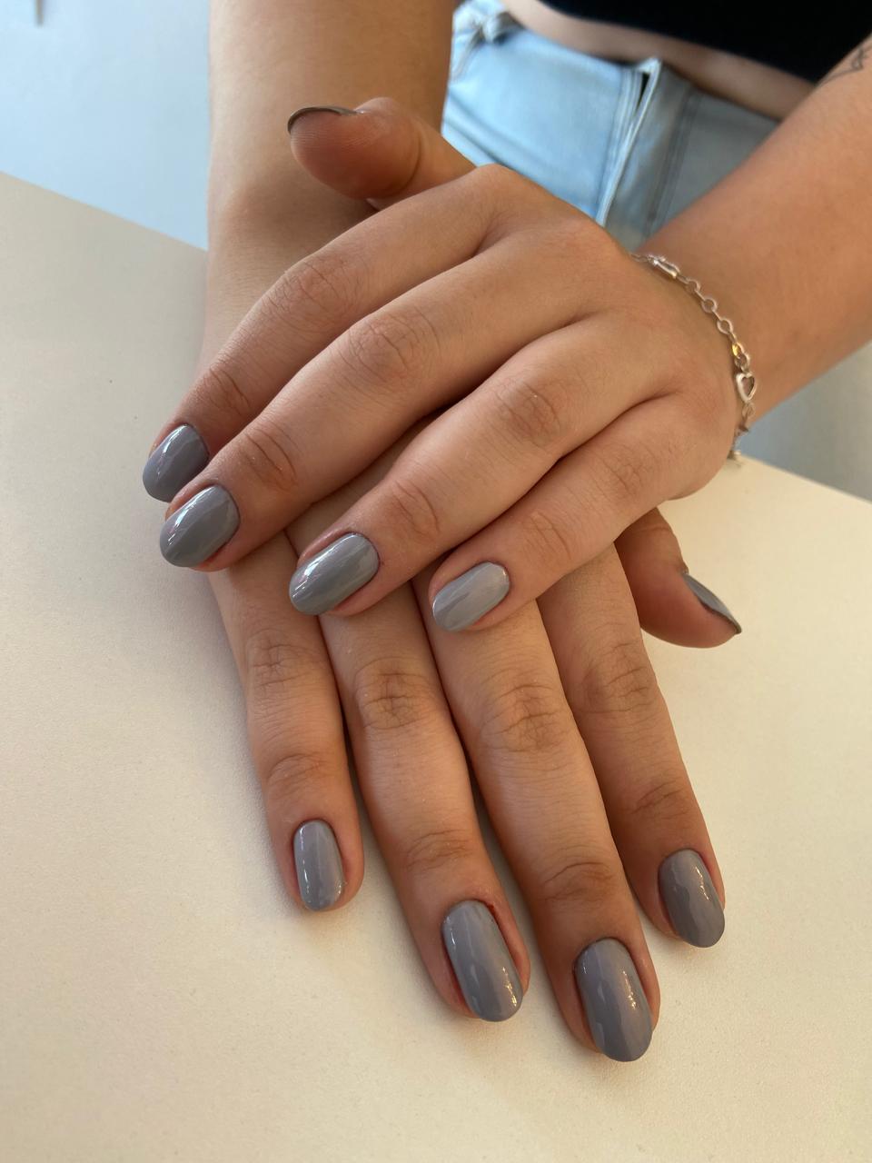 Manicure tradicional nas mãos – trabalho de Rafaela Baião